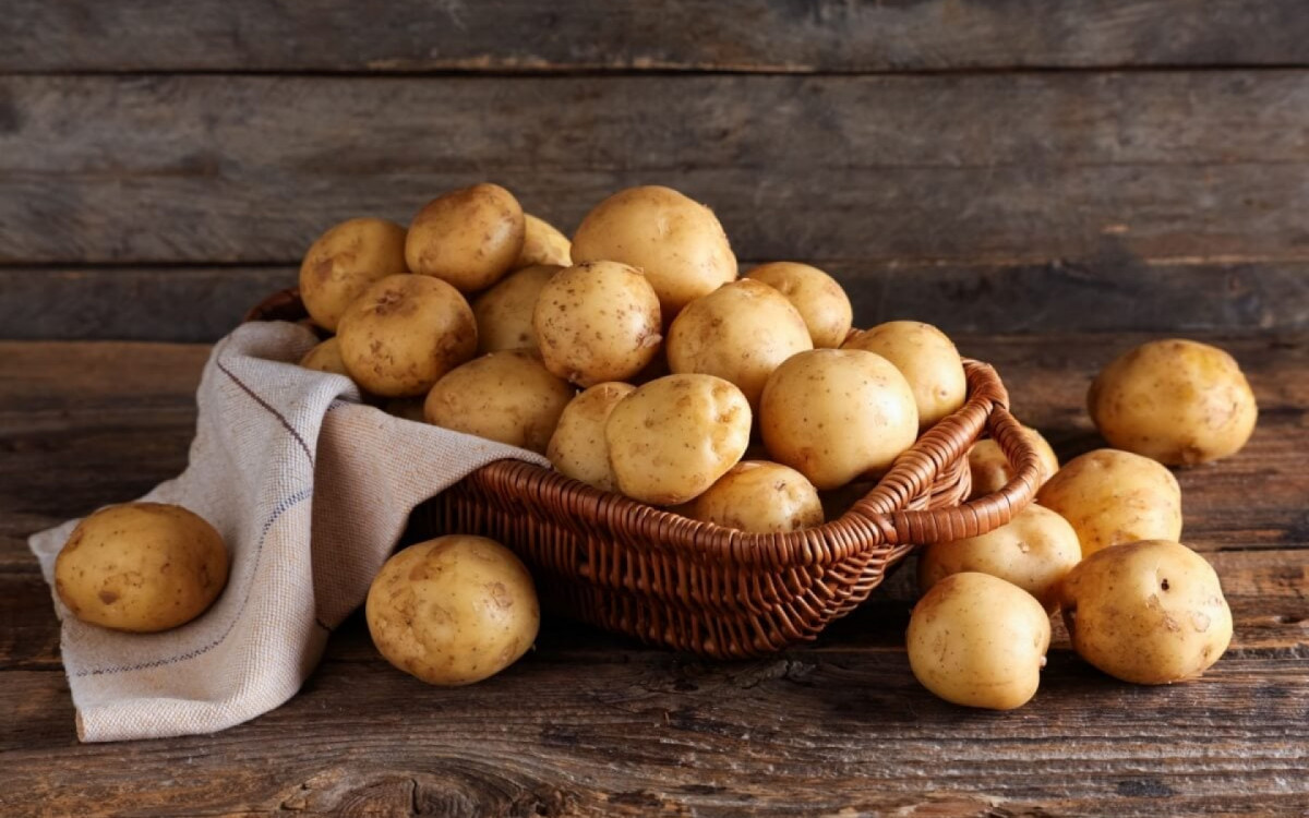 A batata &eacute; um tub&eacute;rculo vers&aacute;til e nutritivo que pode apoiar a sa&uacute;de e o bem-estar do corpo (Imagem: Pixel-Shot | Shutterstock) 