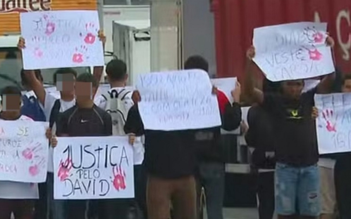 Familiares e amigos realizaram uma manifestação nesta segunda-feira (2) na Rodovia Washington Luiz