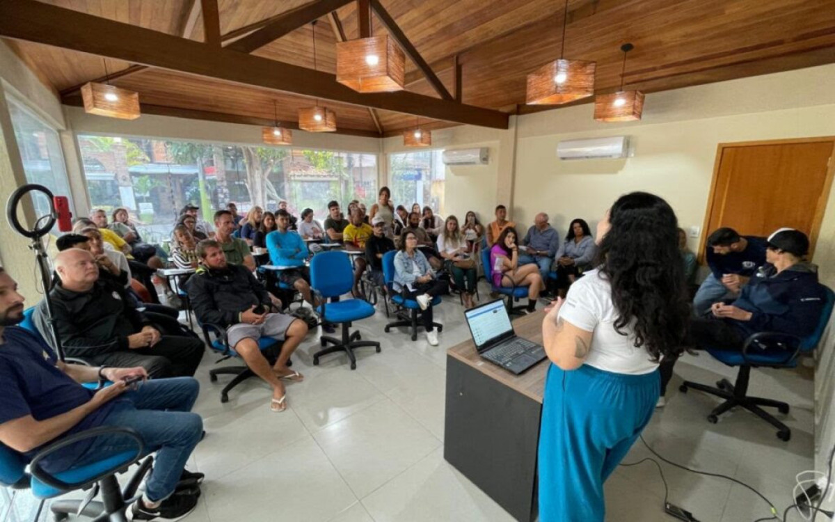 Capacitação para operadores de turismo sobre a observação de baleias e golfinhos