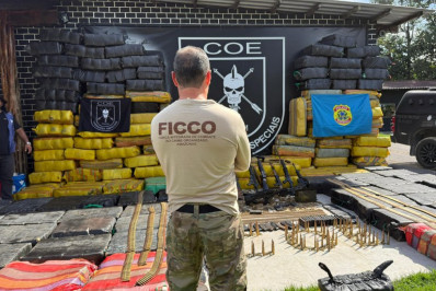 PF apreende no rio Solimões superlancha de facções do crime com seis toneladas de drogas 