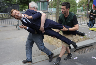 Ativistas roubam estátua de cera de Macron em protesto contra comércio com a Rússia