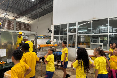 Alunos da rede municipal visitam fábrica de sucos em Rio Bonito com o projeto Clin Social