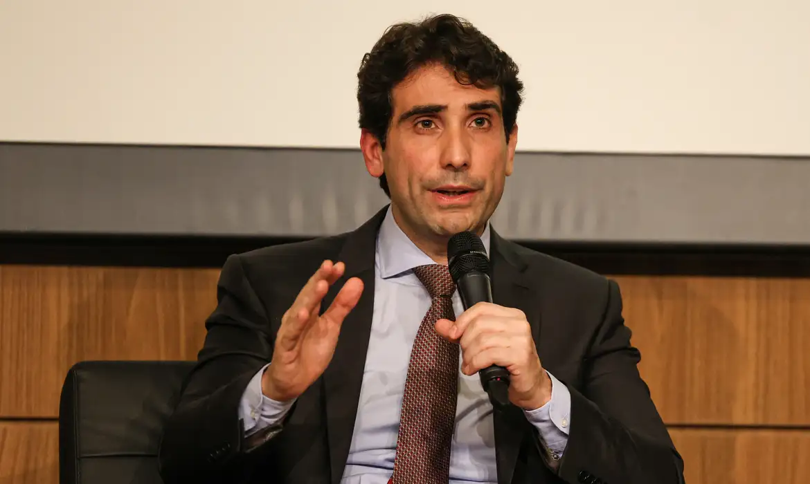 Galípolo: Pix bancarizou pessoas; com mais gente no sistema, uso de cartões cresce