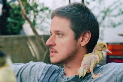 Após cirurgia delicada, Rubel volta à cena com álbum íntimo e provocativo: 'Me tornei mais vivo'