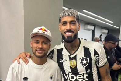 Jogadores do Botafogo tietam Neymar; veja registros
