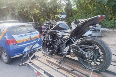 Guarda Municipal de Volta Redonda remove moto conduzida por inabilitado e recupera carro com registro de furto