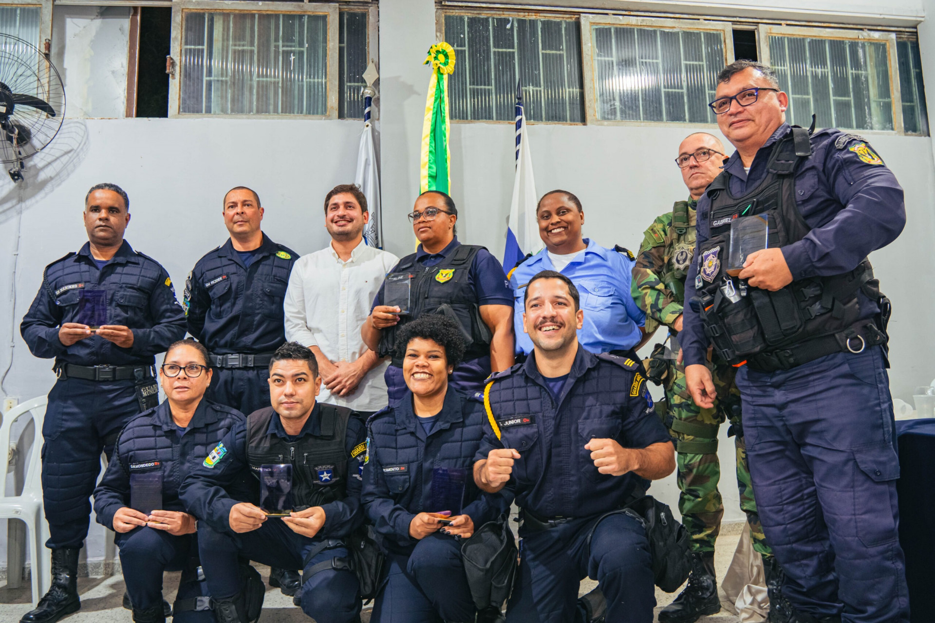 O prefeito Andrezinho  Ceciliano com os guardas municipais de Paracambi - Divulgação / PMP