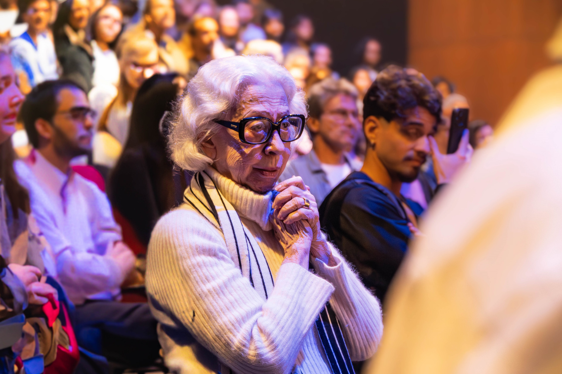 Fernanda Montenegro assistindo a peça 'Haddad e Borghi: Cantam o Teatro, Livres em Cena' - Divulgação/Zacky Barreto