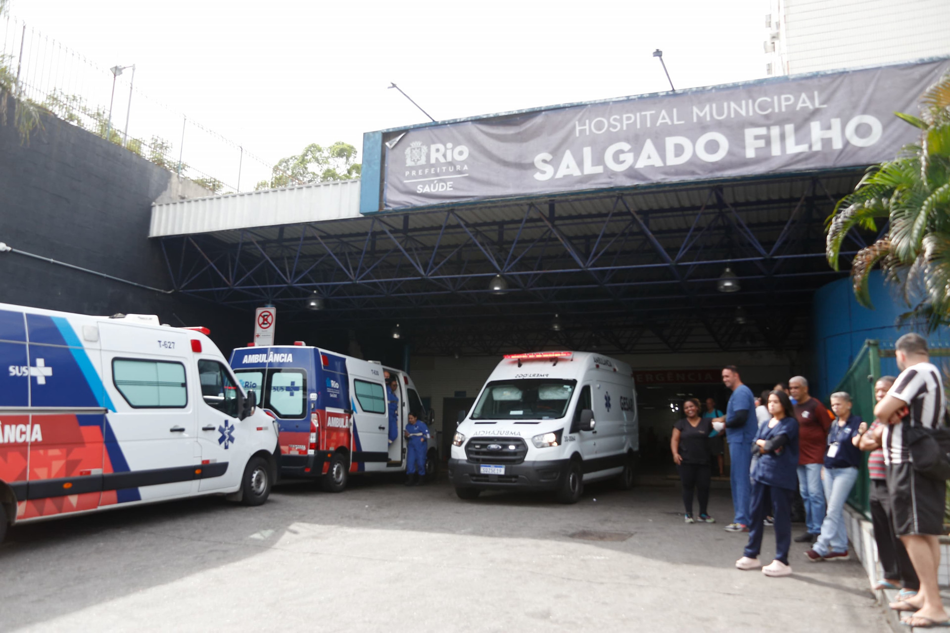 O PM Cláudio Muniz foi socorrido e encaminhado ao Hospital Municipal Salgado Filho  - Érica Martin/Agência O DIA