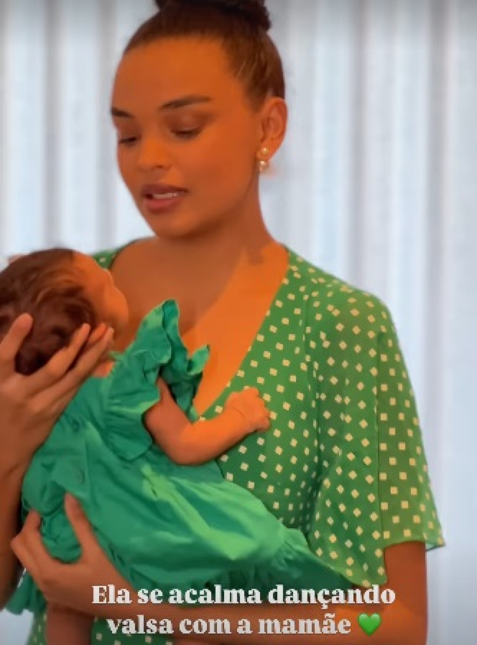 Lucy Ramos acalmou a filha, Kyara, ao som de valsa  - Reprodução/Instagram 