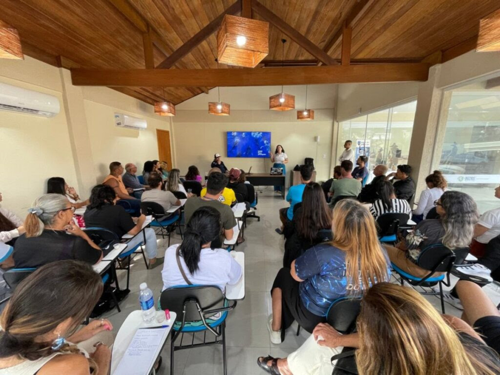 Capacita&ccedil;&atilde;o para operadores de turismo sobre a observa&ccedil;&atilde;o de baleias e golfinhos - Ascom 