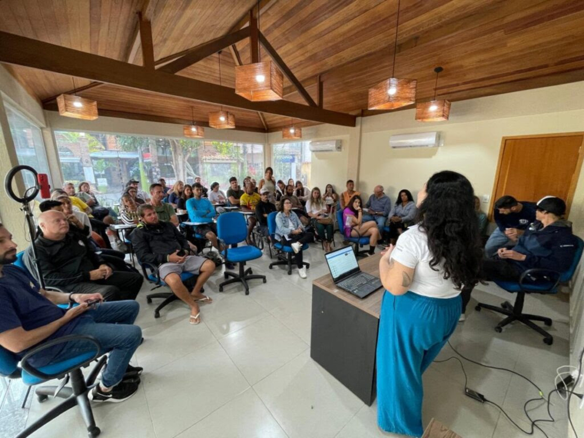 Capacita&ccedil;&atilde;o para operadores de turismo sobre a observa&ccedil;&atilde;o de baleias e golfinhos - Ascom 