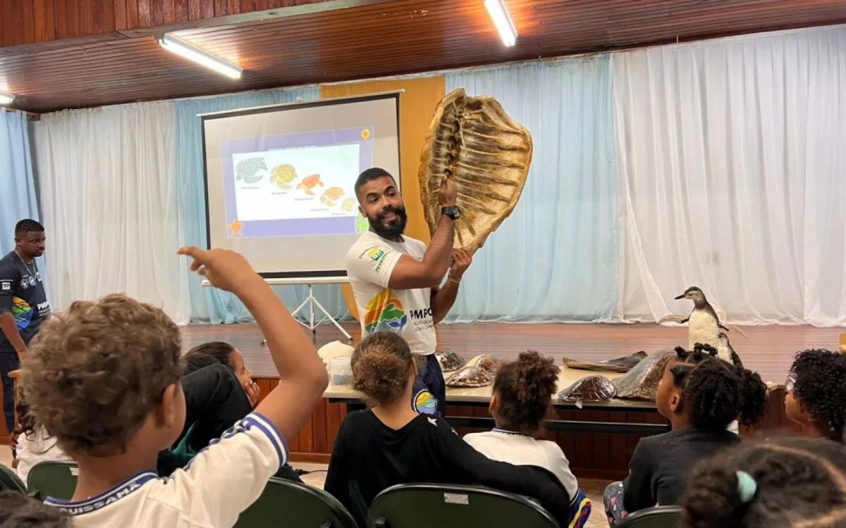 Estudantes atentos na Escola Ignácio Hugo durante palestra sobre impacto do lixo na vida dos animais