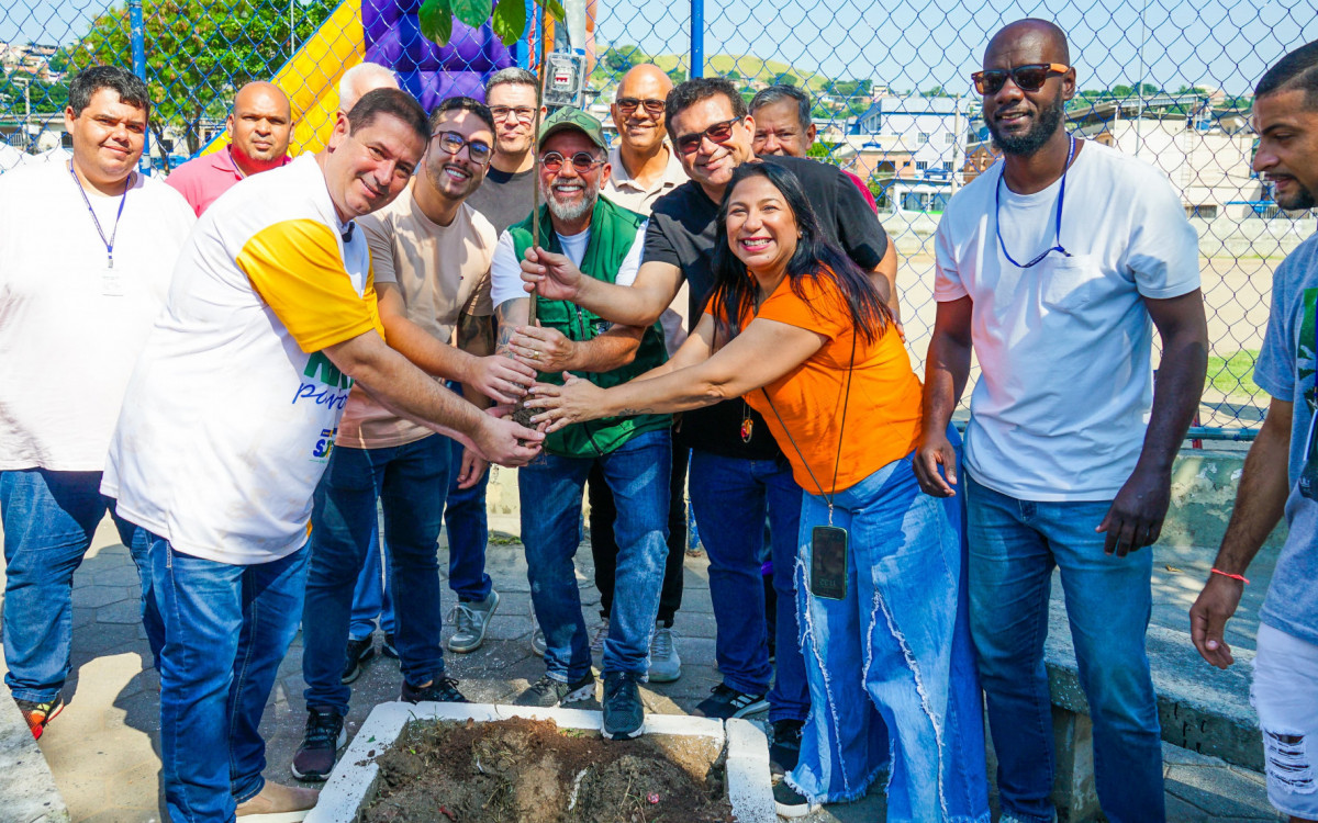 Foram plantadas mudas de Ipê Amarelo no entorno do campo