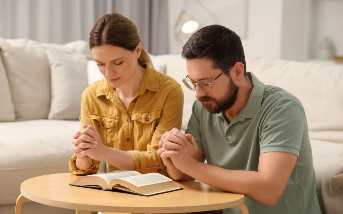 As ora&ccedil;&otilde;es ajudam a renovar o amor e proteger a conex&atilde;o do casal (Imagem: New Africa | Shutterstock) 