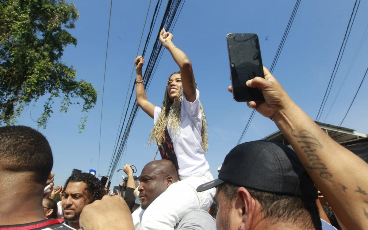 MC Poze do Rodo após cinco dias preso por ligação com facção criminosa - esposa do MC, Vivi Noronha compareceu ao momento da soltura