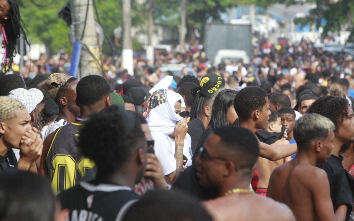 MC Poze do Rodo após cinco dias preso por ligação com facção criminosa - multidão acompanhou o momento da soltura do MC