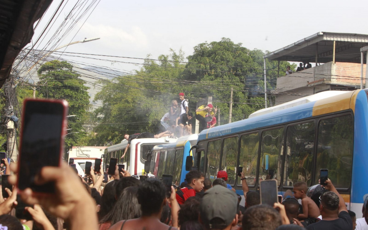 MC Poze do Rodo após cinco dias preso por ligação com facção criminosa - Oruam subiu em um ônibus antes da soltura de Poze