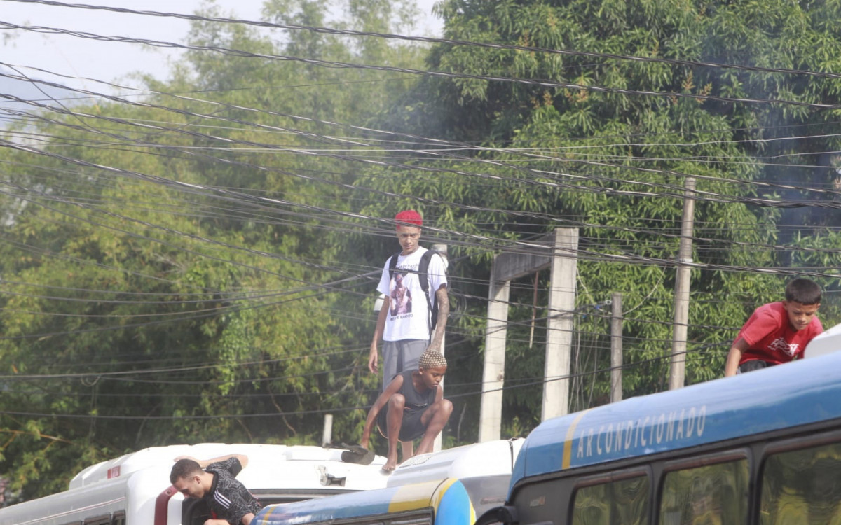 MC Poze do Rodo após cinco dias preso por ligação com facção criminosa - Oruam subiu em um ônibus antes da soltura de Poze