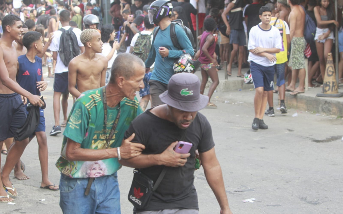 MC Poze do Rodo após cinco dias preso por ligação com facção criminosa - tumultos marcaram a soltura do MC