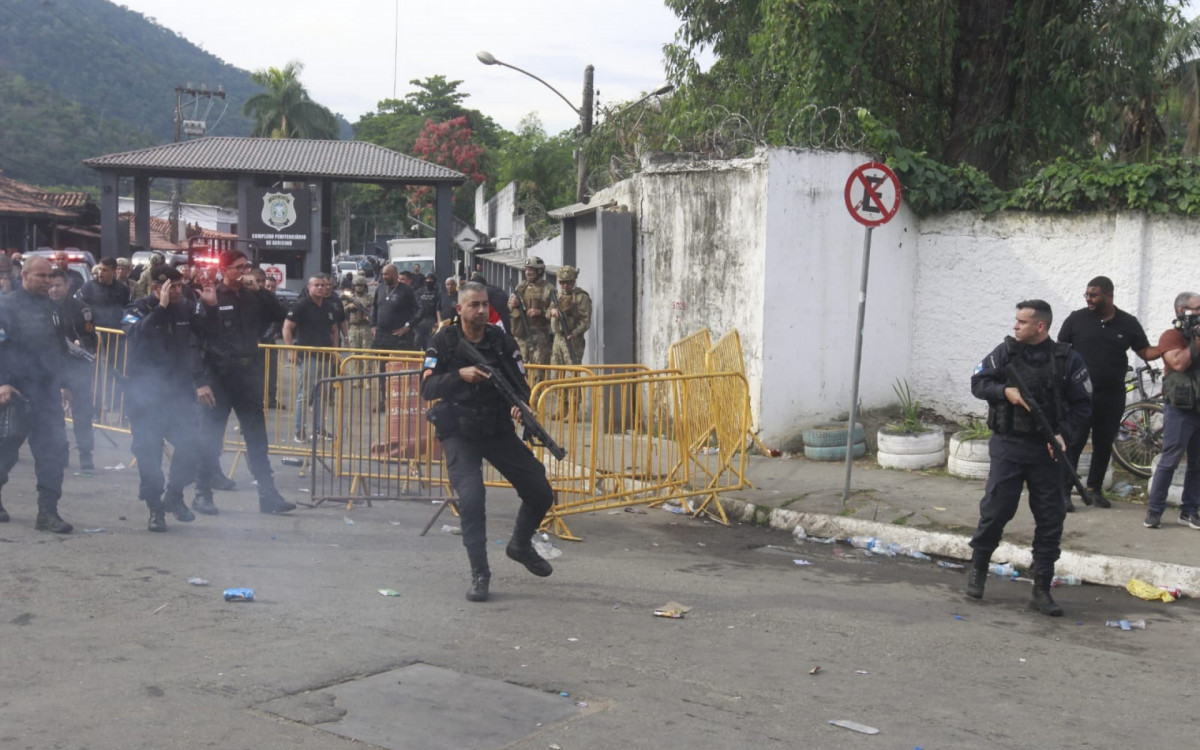 MC Poze do Rodo após cinco dias preso por ligação com facção criminosa - tumultos marcaram a soltura do MC