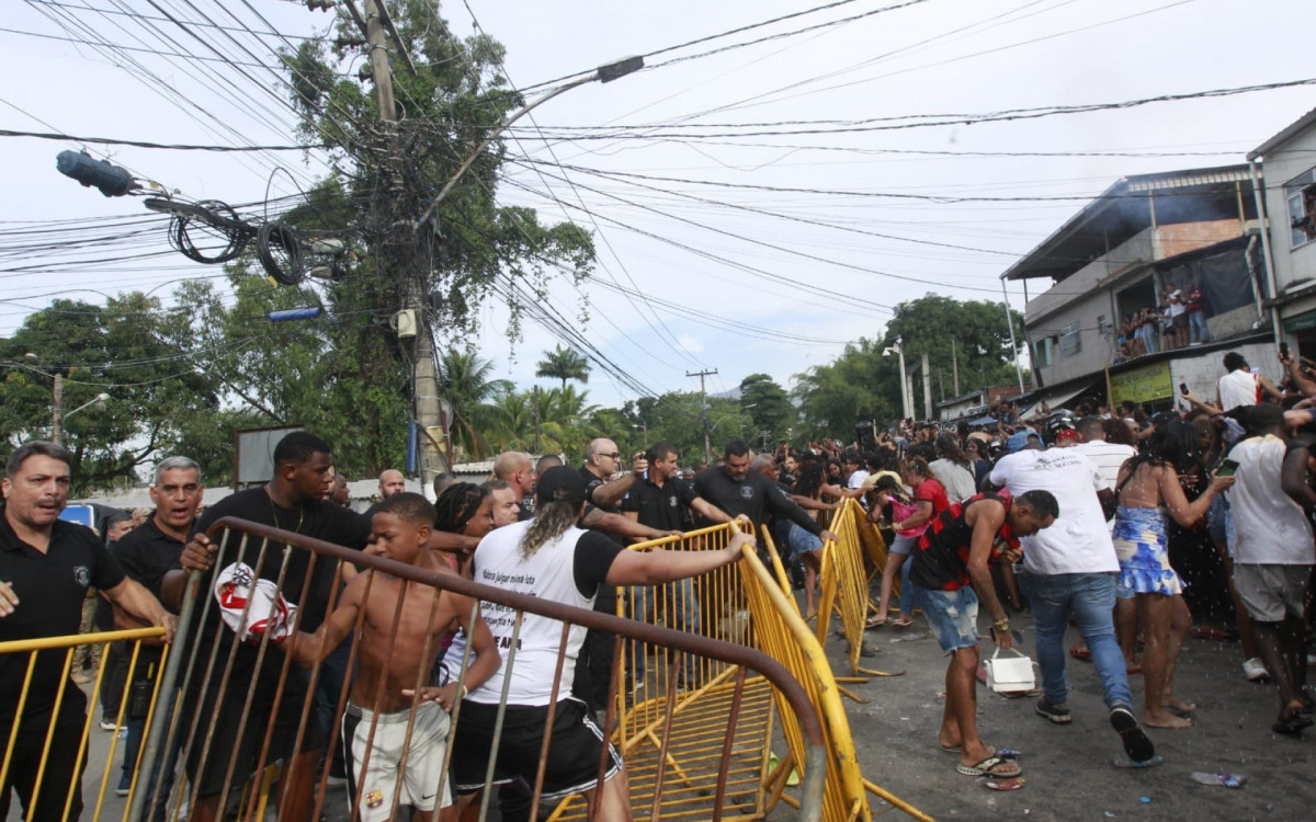 MC Poze do Rodo após cinco dias preso por ligação com facção criminosa - tumultos marcaram a soltura do MC