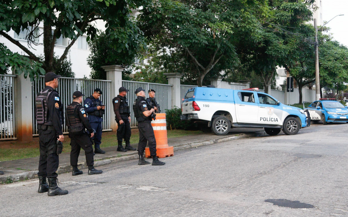 Polícia Militar reforçou o patrulhamento em frente ao condomínio em que MC Poze do Rodo mora