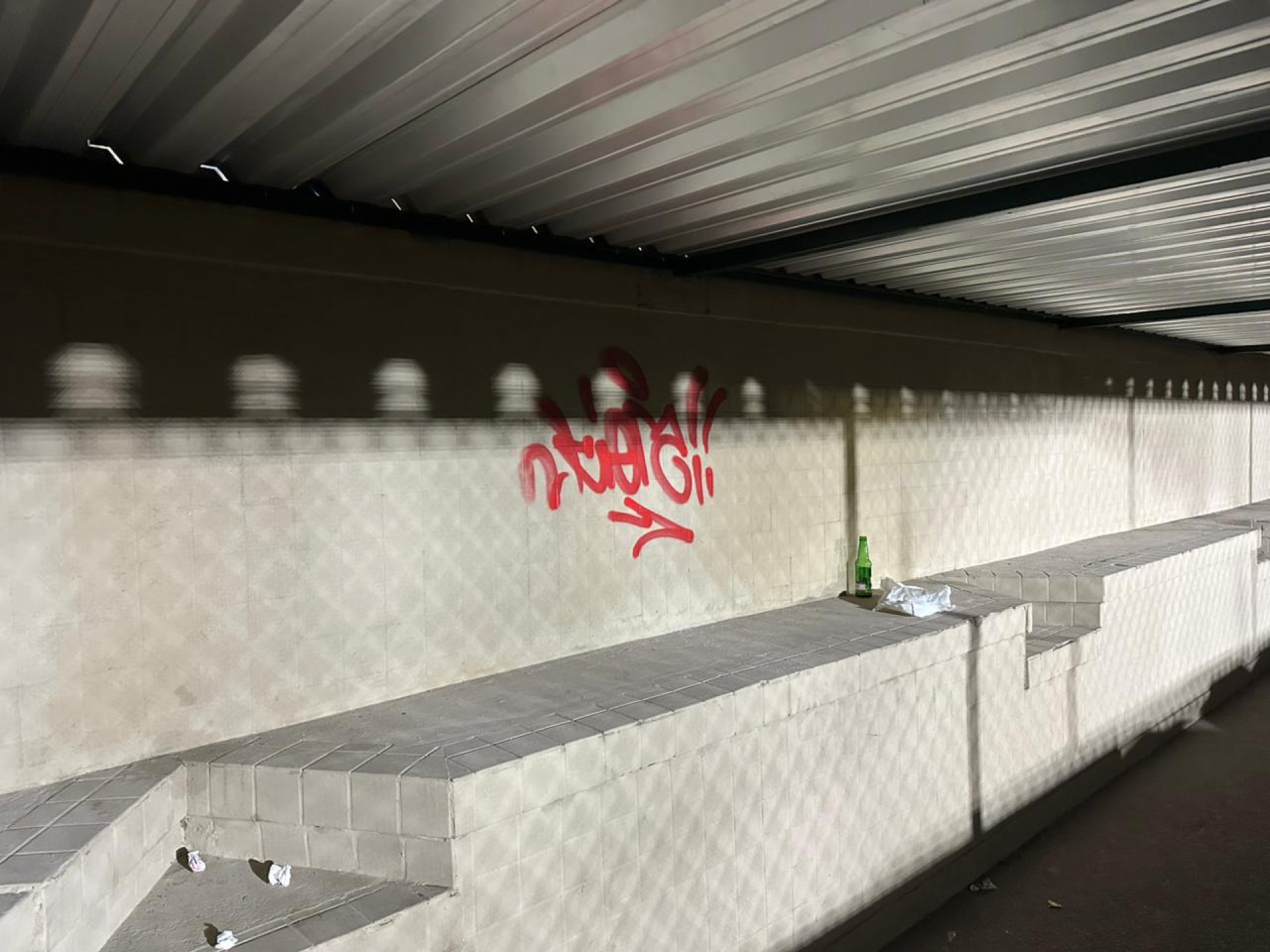 Passagem subterrânea em Marechal Hermes foi alvo de pichações - Divulgação