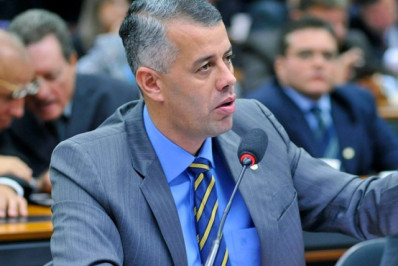 Deputado quer mudar regra da Câmara para que Eduardo Bolsonaro reassuma mandato nos EUA