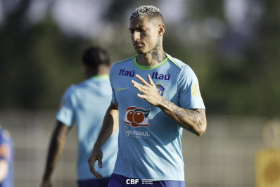 Richarlison recebe camisa do Vasco de presente e agradece ao clube