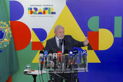 Lula afirma que 'afrouxamento' do governo Bolsonaro possibilitou descontos indevidos do INSS