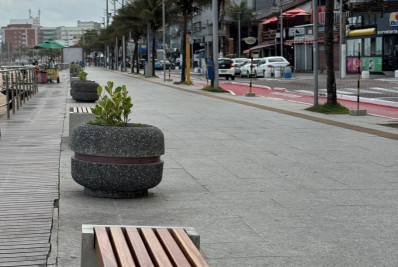 Depredação de floreiras e balizadores causa prejuízos e coloca pedestres em risco em Macaé