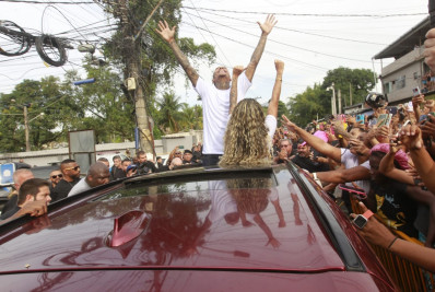 Poze reúne multidão de fãs ao deixar presídio em Bangu
