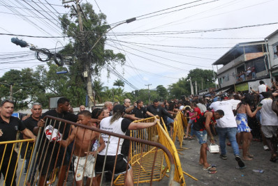 Fotos: Soltura de MC Poze do Rodo é marcada por multidão de fãs e confusão