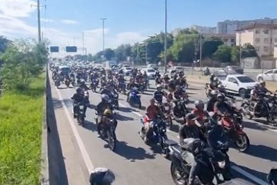 Vídeo: enterro do 'Professor' é marcado por tiros, queima de fogos e cortejo de motos