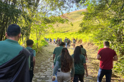 Alunos do Game Graft Japeri participam de trilha ecológica na APA Pico da Coragem