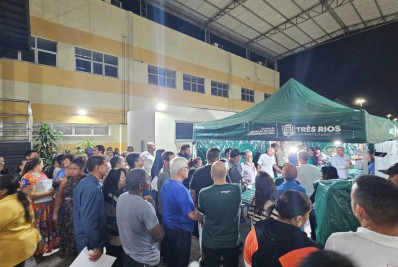 Feirantes de Três Rios participam de solenidade para o recebimento de tendas e balcões padronizados