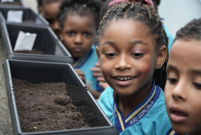 Projeto Meu Ambiente faz horta em ação educativa para alunos de escola em Itaúna