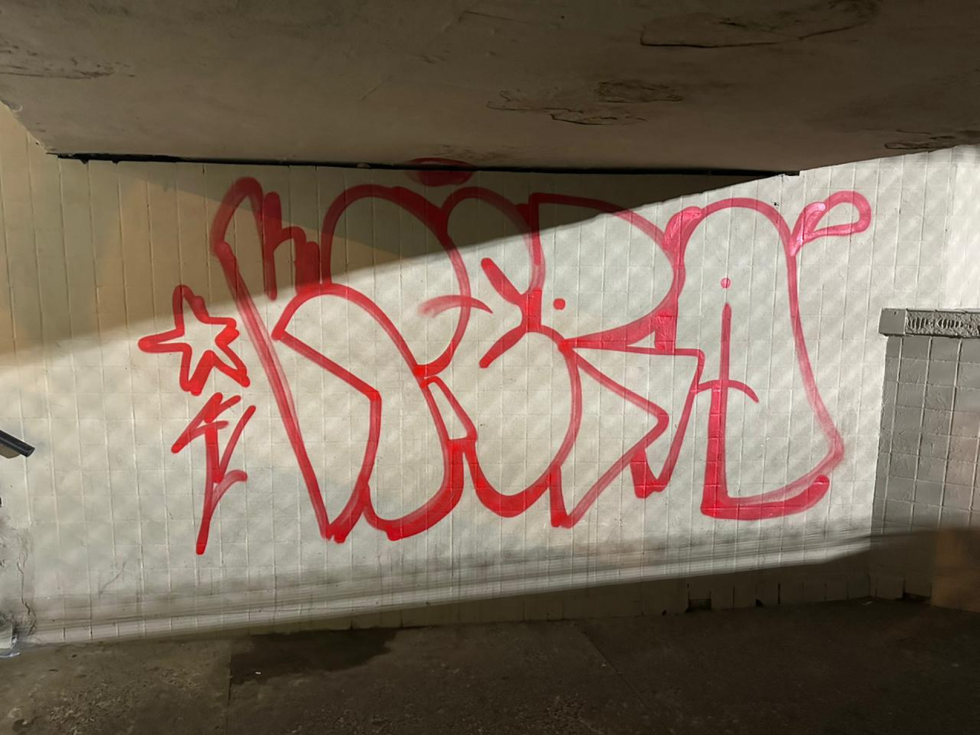 Passagem subterrânea em Marechal Hermes foi alvo de pichações - Divulgação