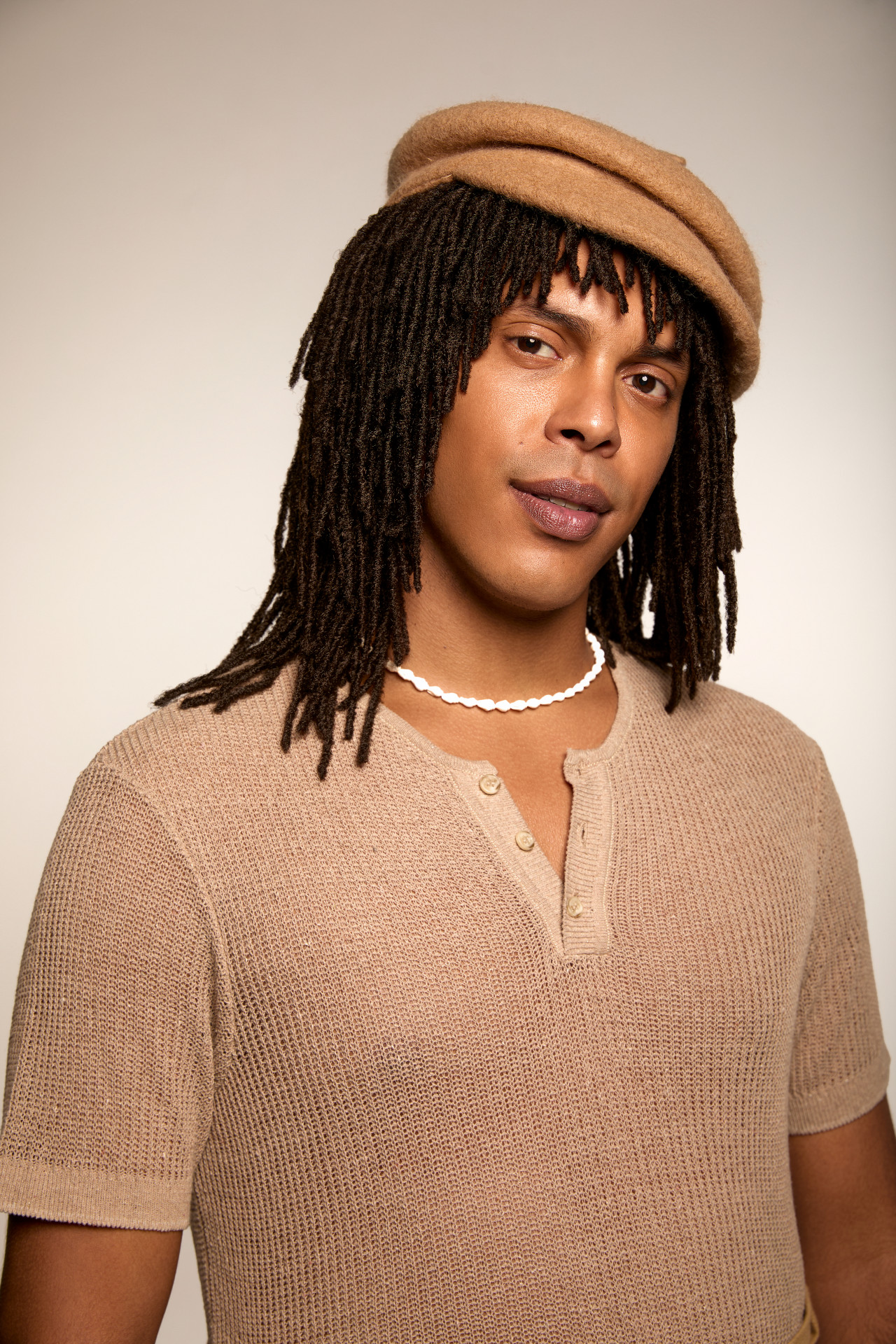 Raphael Elias interpreta Djavan em espetáculo -  André Wanderley / Divulgação