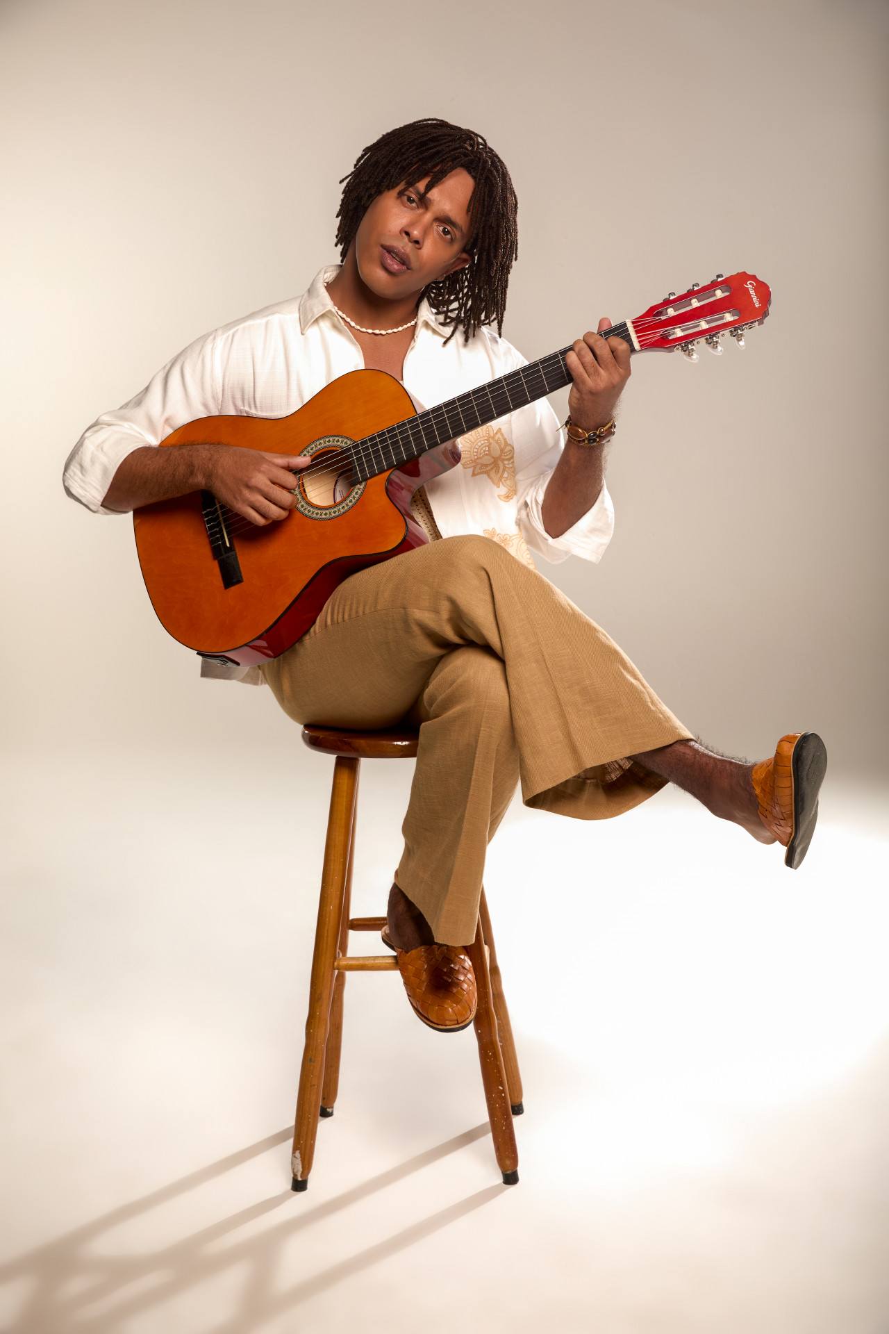 Raphael Elias interpreta Djavan em espetáculo -  André Wanderley / Divulgação