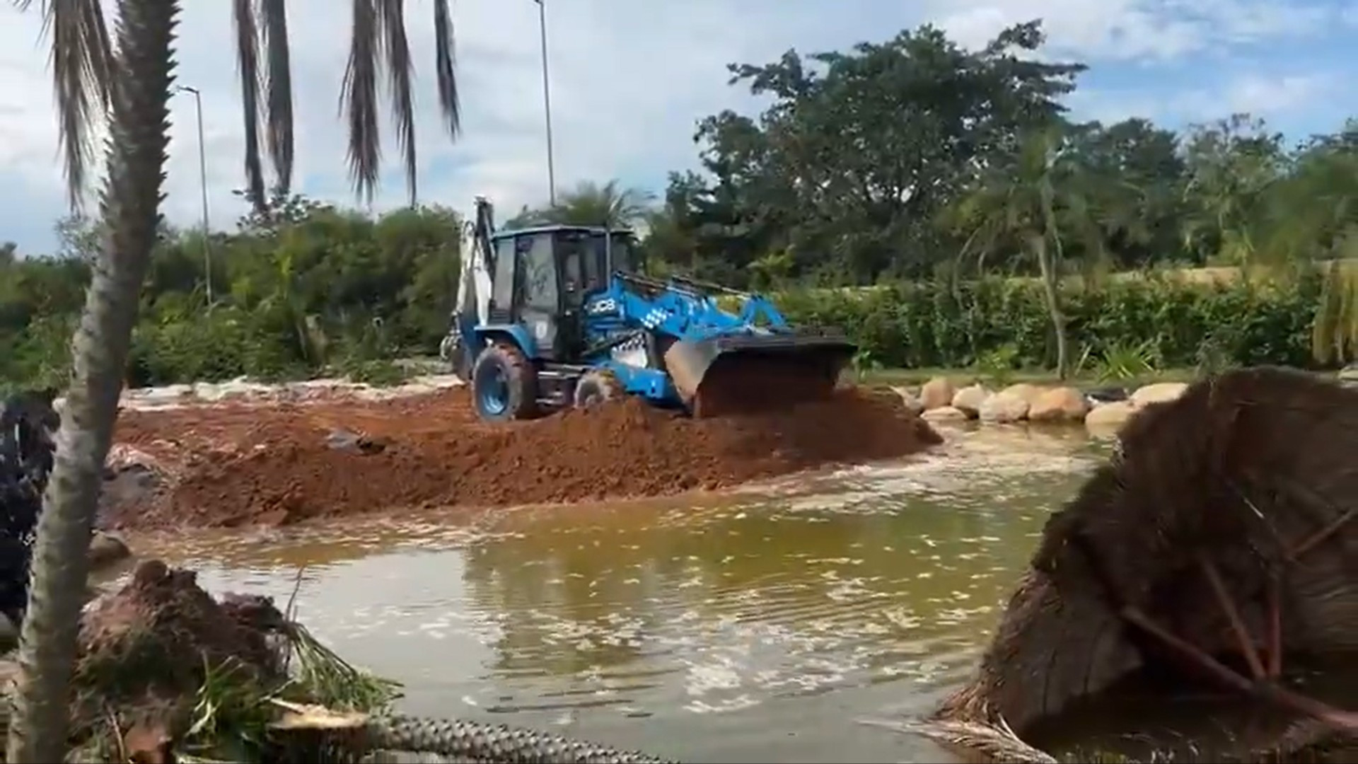 PM soterra área alagada de 'resort' de Peixão, em Parada de Lucas, na Zona Norte - Divulgação