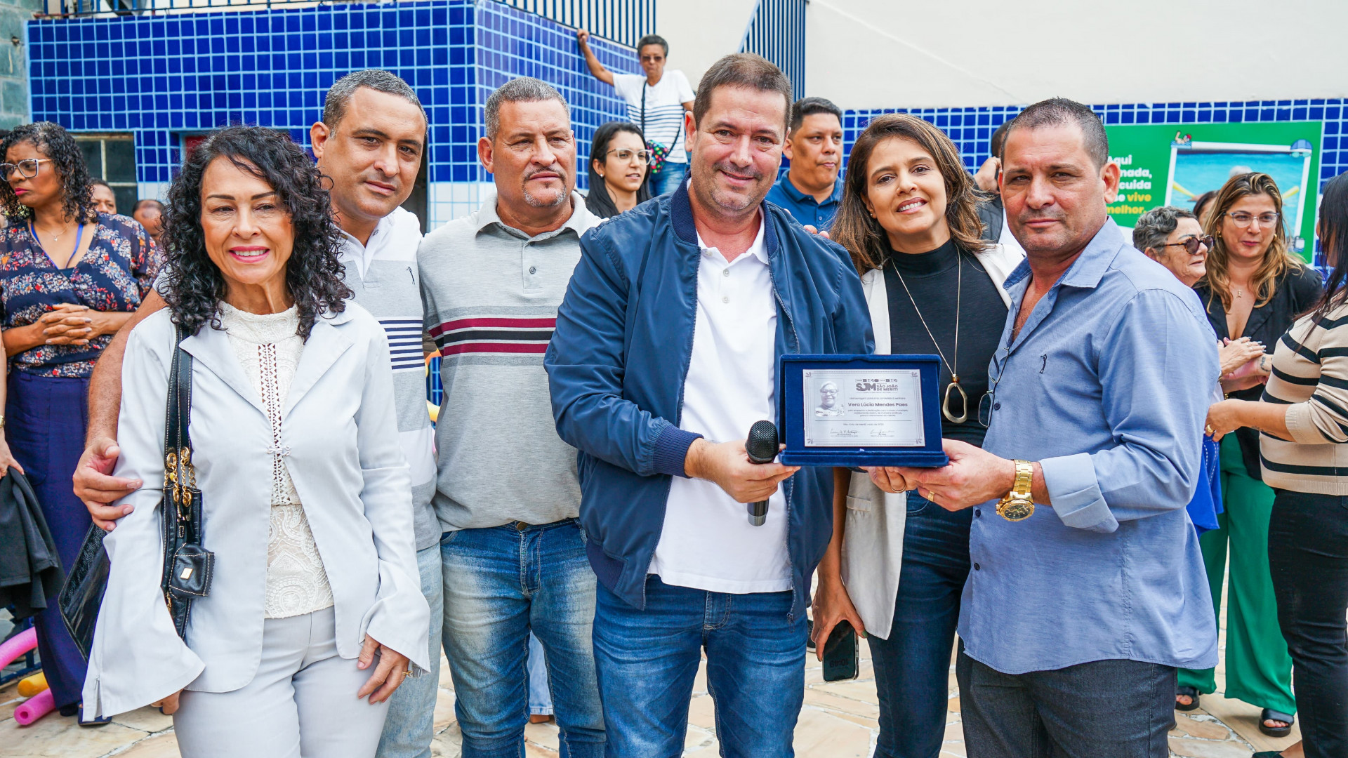 Prefeito L&eacute;o Vieira (centro) entregou uma placa de homenagem ao vereador Rog&eacute;rio Paes, filho da homenageada, acompanhado de familiares  - Gilberto Rocha/ PMSJM
