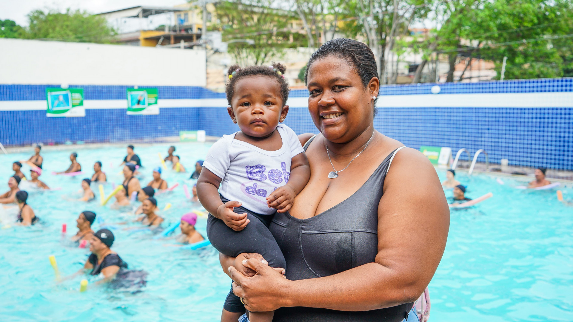 Joice Nascimento e a filha Ana J&uacute;lia j&aacute; est&atilde;o inscritas para as aulas de Nata&ccedil;&atilde;o Mam&atilde;e e Beb&ecirc; - Gilberto Rocha/ PMSJM