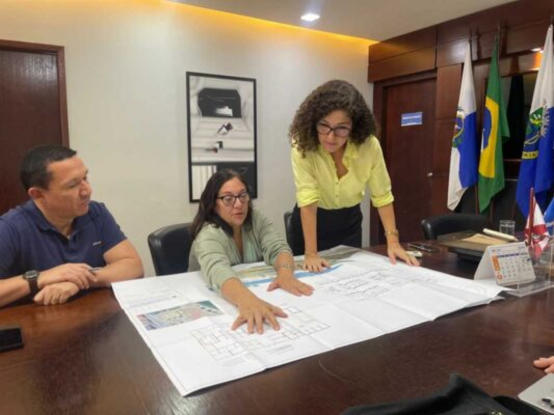Durante a reuni&atilde;o, Carina Mendes avaliou projetos arquitet&ocirc;nicos - Divulga&ccedil;&atilde;o/PMSPA