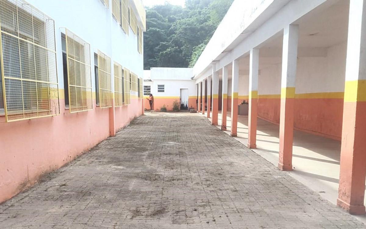 A Escola Municipal Márcia de Brito foi beneficiada com o mutirão de limpeza