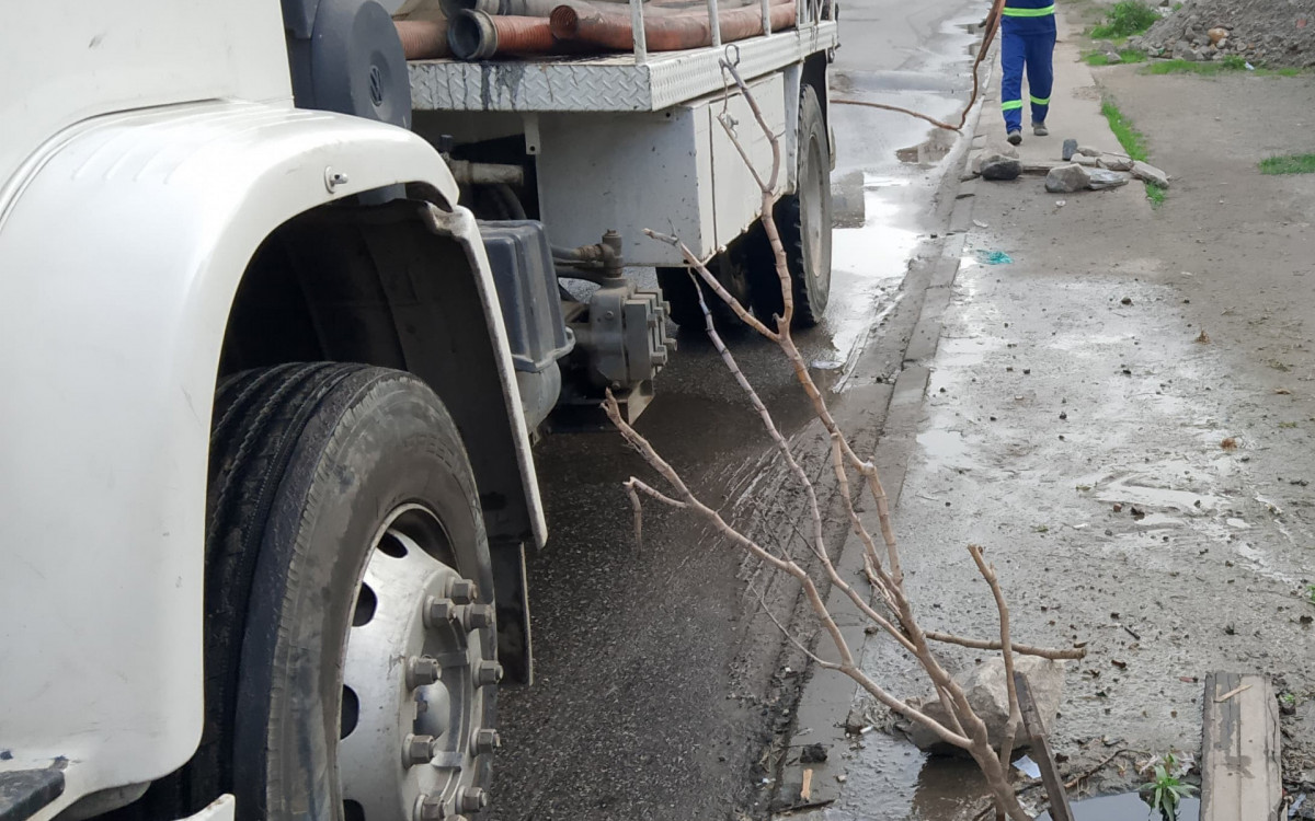 A Prefeitura utilizou um caminhão com vacol para a desobstrução de bueiros