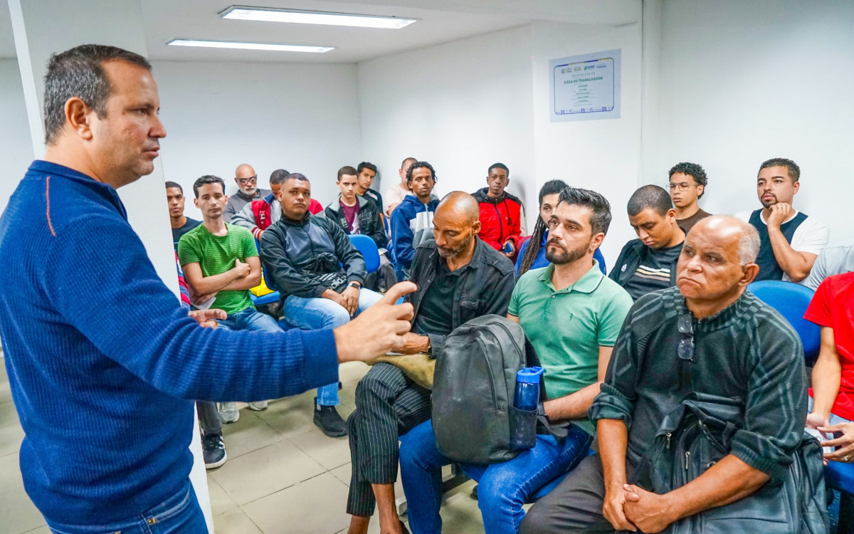 O secretário municipal Bruno Correia (Trabalho e Renda) conversou com os candidatos do Mercado Livre na Casa do Trabalhador