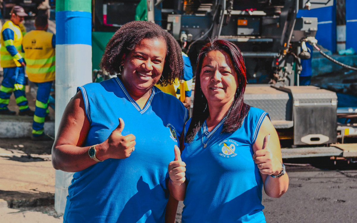 As moradoras do bairro, Aline Neves e Vânia Amorim, comemoraram a chegada das melhorias 