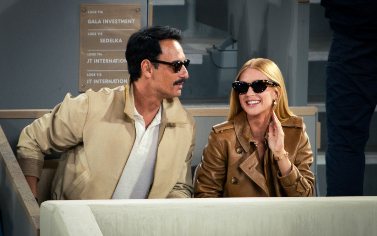 Marina Ruy Barbosa e Rodrigo Santoro assistem a partida de tênis na França